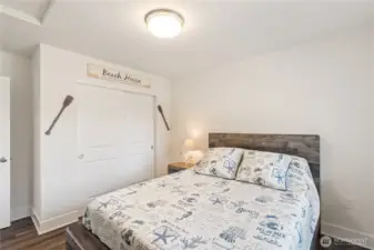 2nd bedroom, closet