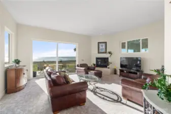primary living by dining