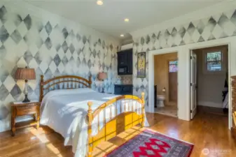 292 sq ft. Detached en-suite cottage with hand stenciled walls