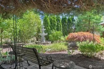 Serene front yard space, perfect for unwinding while observing nature’s beauty.