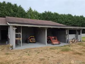 Parking area for tractors, etc.