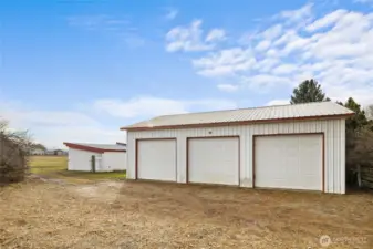3 bay garage/shop with electrical