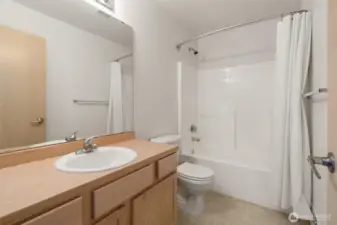Full main bath upstairs.