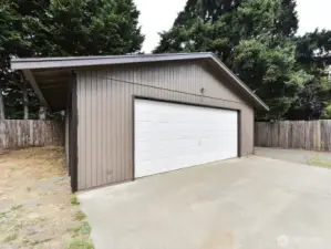 2 car/shop area...perfect to work on cars. Additional space for RV/Boat parking