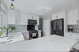 FULLY remodeled kitchen w/ quartz countertops & custom cabinetry