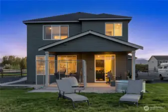 Peaceful covered back porch with stunning valley views. Near Palouse to Cascades trail.