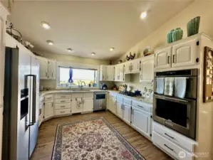 Kitchen w/ Bay window