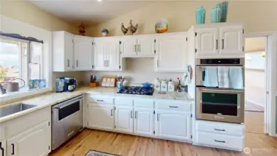 Kitchen w/ Double oven