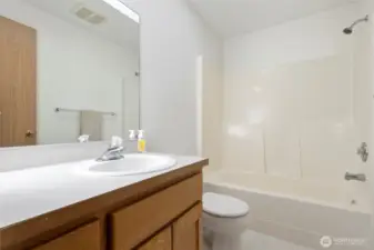 Upstairs guest full bathroom.