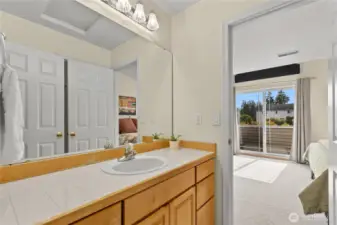 Primary/shared bath