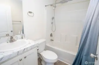 Well-appointed full guest bathroom.
