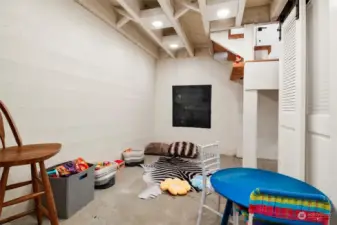 Great space for a play-room, office, or hobby room!