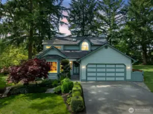 Beautiful Retreat on 1 Acre in Cathcart Area!