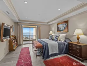 Enjoy coffee in bed with wonderful views of the lake and skyline.
