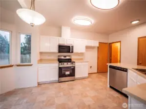 KITCHEN WITH BREAKFAST NOOK