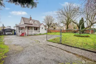 Detached 1 car garage.