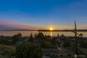 Since you look due west the sunset is always presented.