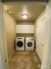 15907 - Spacious laundry room.