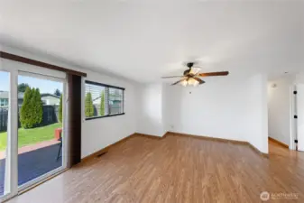 Family room w/ slider to the deck w/ built-in benches