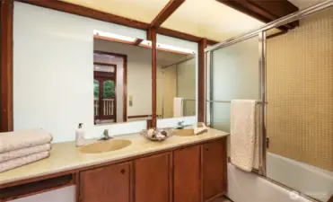 The full bath on the upper level.