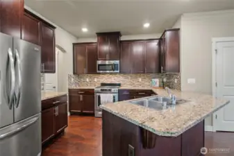 Efficient and stylish kitchen with eating space, ideal for everyday use and entertaining