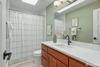 Upper-level full bath
