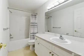 Upstairs hallway full bath.