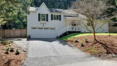 Welcome to "The Country" in the heart of Sammamish. A peaceful quiet cul de sac setting.