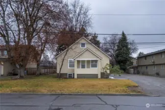 Access to 918 is along drive way between house (916) and fence. Currently a garage sits over part of the access