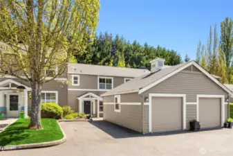 This darling townhome is located in desirable Chatham Cove with easy access to vibrant downtown Winslow and the ferry to Seattle
