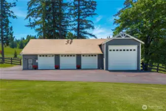 3,000+ sq ft shop w/44' RV bay.