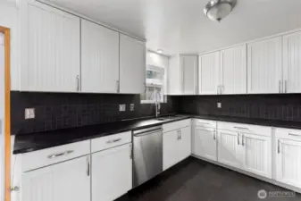 Upgrade your kitchen with a stainless steel dishwasher and built-in in-sink garbage disposal, designed for efficient dishwashing and waste management