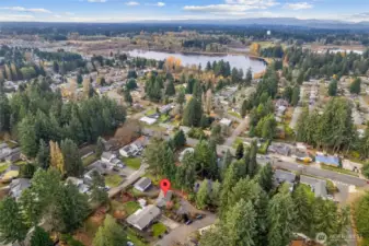 Rambler located within walking distance of Chambers Lake, ideal for lakefront leisure, outdoor adventures and relaxed living