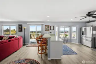 Kitchen and family room perfectly positioned to take in the stunning panoramic views.