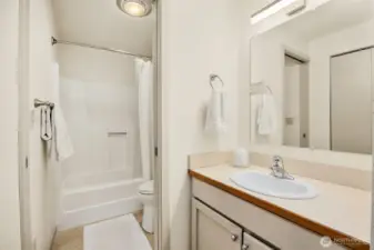 Full Primary en suite bath.