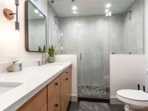 En suite bathroom in main bedroom