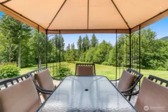 An easy flow from warm, welcoming indoor spaces to inviting outdoor spaces.