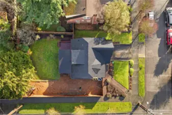 Large corner lot in a quiet neighborhood.  Truly great find.