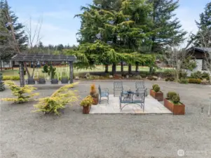 Courtyard circular driveway to front door of home