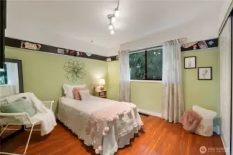 3rd bedroom updtairs.