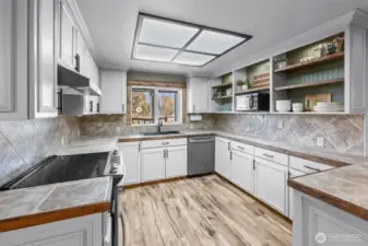 Open kitchen with eat-up seating