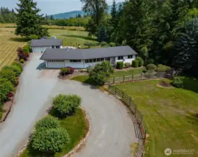 Convenient circular driveway.