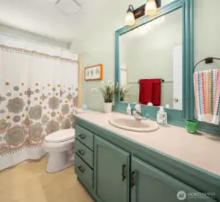 Full bath in fun colors.