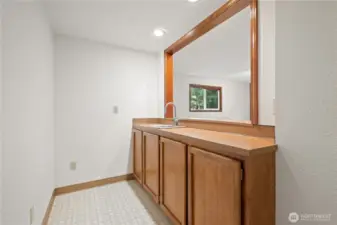 Wet bar- could easily be turned in to a 2nd kitchen