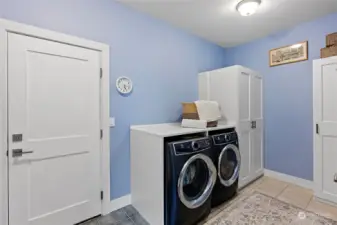 Spacious laundry room w/storage off of the garage.