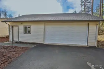 Garage/shop is insulated.