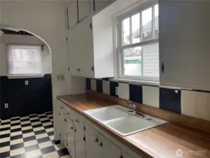 Clean-Retro Kitchen