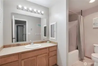 Upstairs kids/guest full bath.