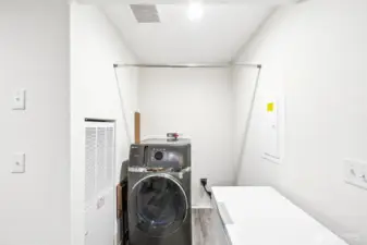 WASHER/Dryer combo included