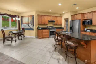 Modern Kitchen w Breakfast Bar